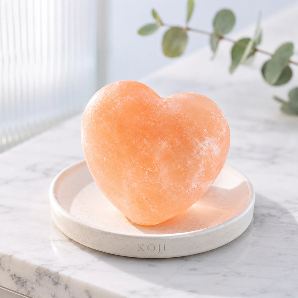 Solná kostka Kōji Salt Bar ve tvaru srdce na misce