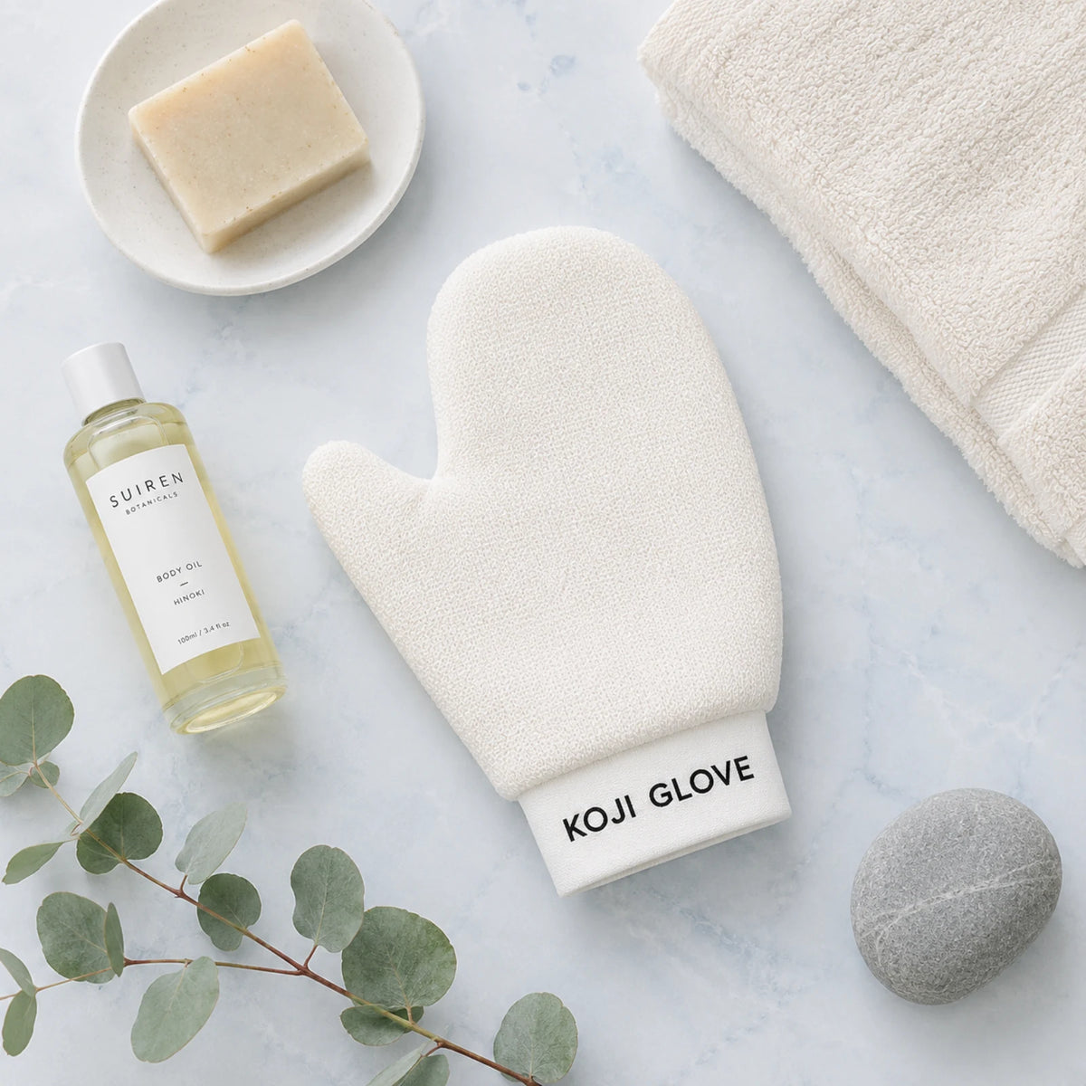 Sada Kōji – exfoliační rukavice, mýdlo a olej na mramoru