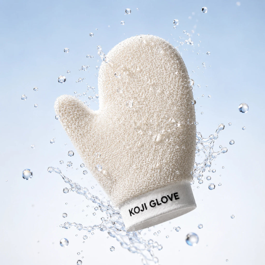 Exfoliační rukavice Kōji Glove ve spršce vody