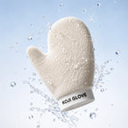 Exfoliační rukavice Kōji Glove ve spršce vody