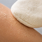 Odumřelá kůže odstraněná exfoliační rukavicí Kōji Glove