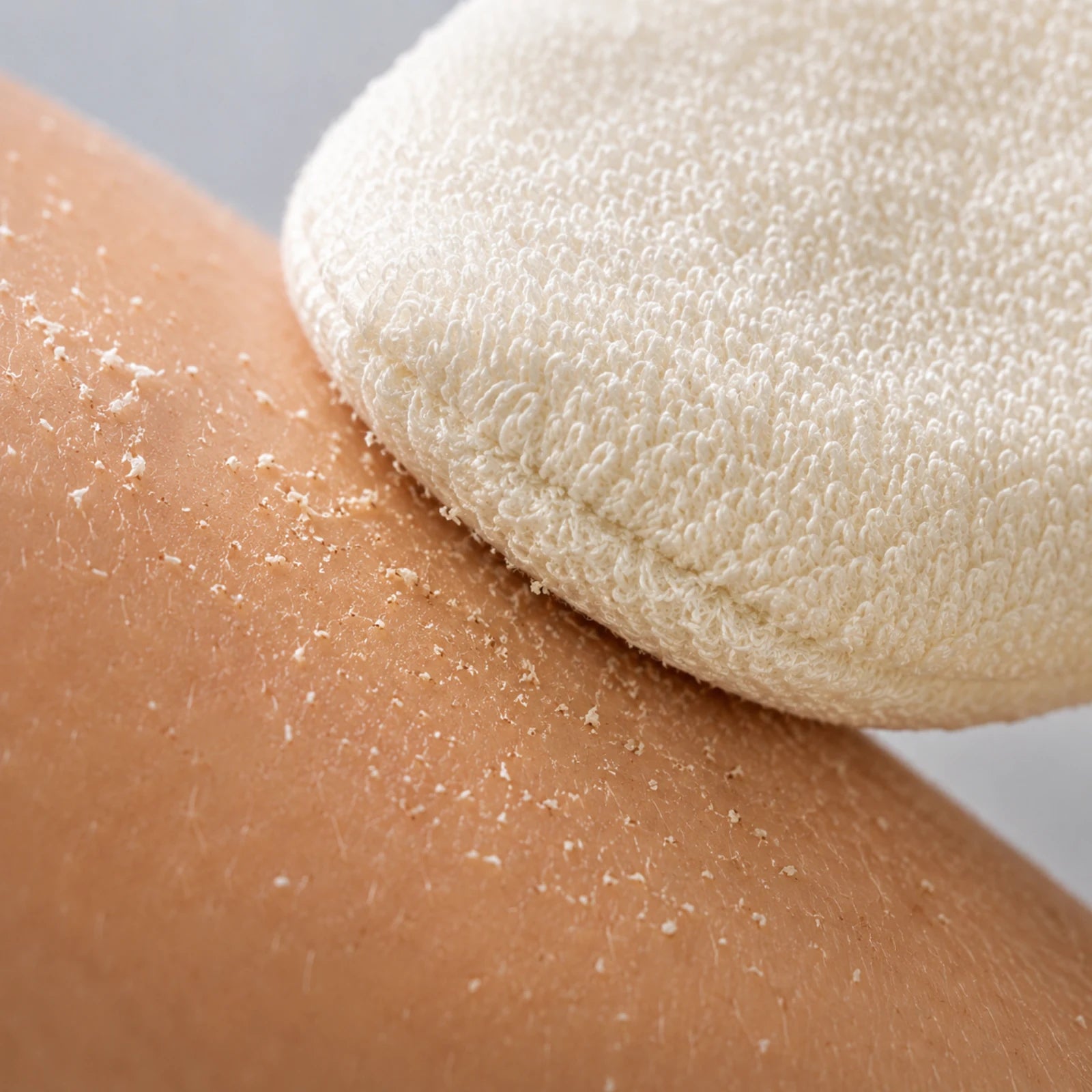 Odumřelá kůže odstraněná exfoliační rukavicí Kōji Glove
