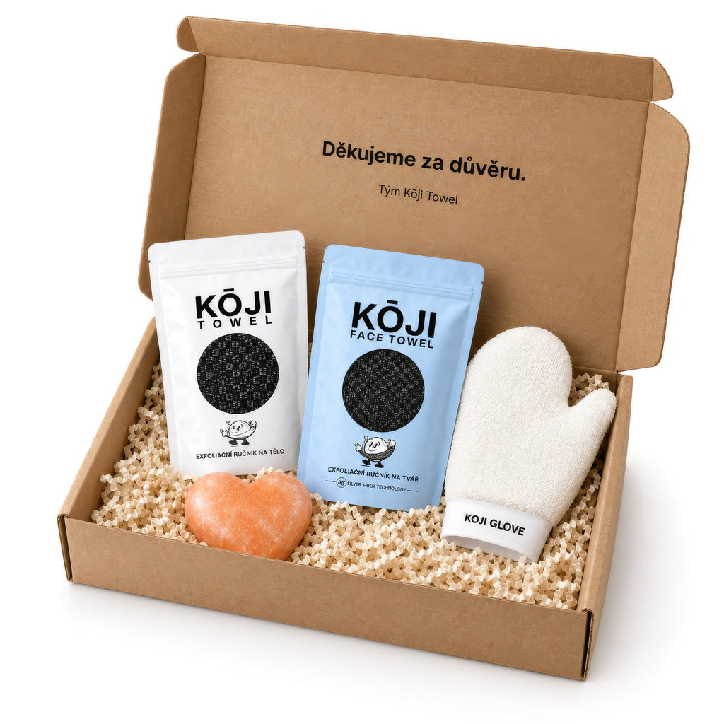 Otevřená dárková krabice Kōji se čtyřmi produkty, pohled ze tří čtvrtin.
