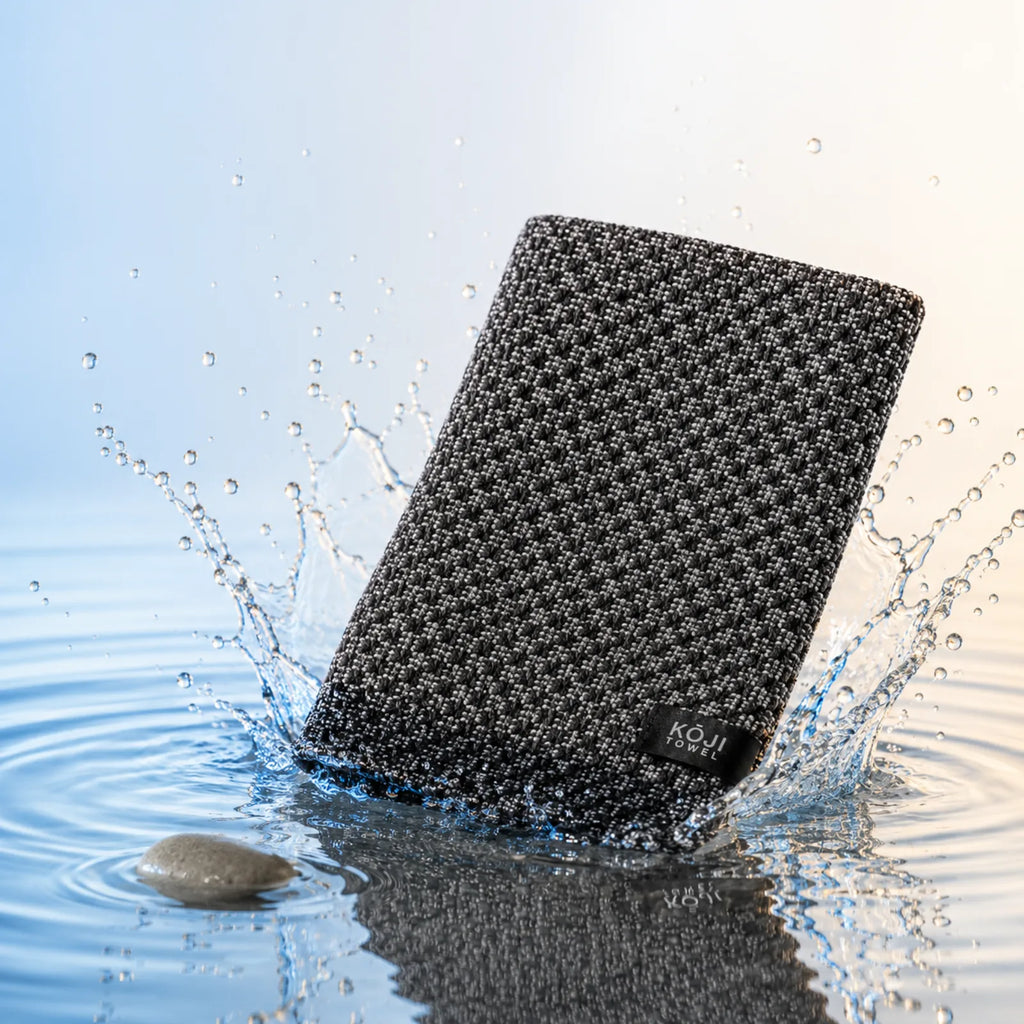 Kōji Face Towel a rozstřik vody – svěží ranní očista