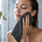 Ranní očista tváře exfoliačním ručníkem Kōji ve sprše